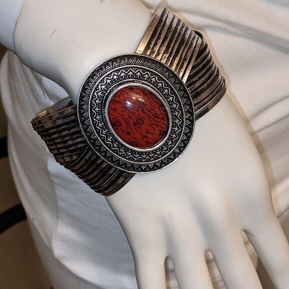 Gorgeous vintage medallion spice colored cuff bracelet - Picture 1 of 7